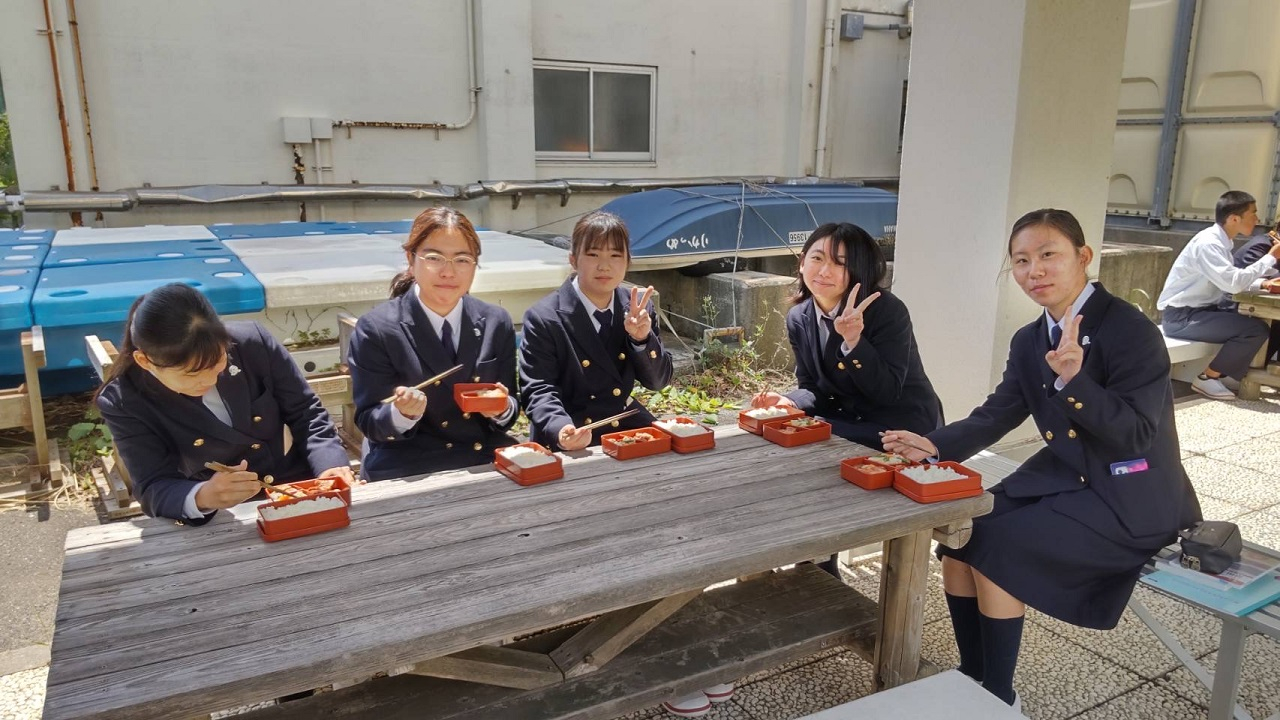 昼食風景（赤弁）_03