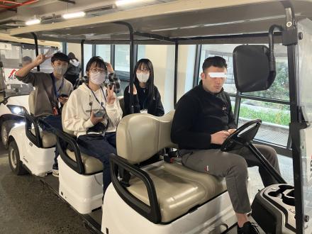 カートに乗る大崎