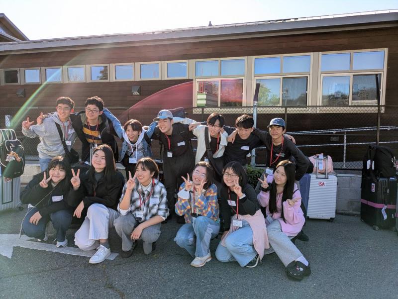 画像 -20260321-ホストファミリーと対面前の集合写真