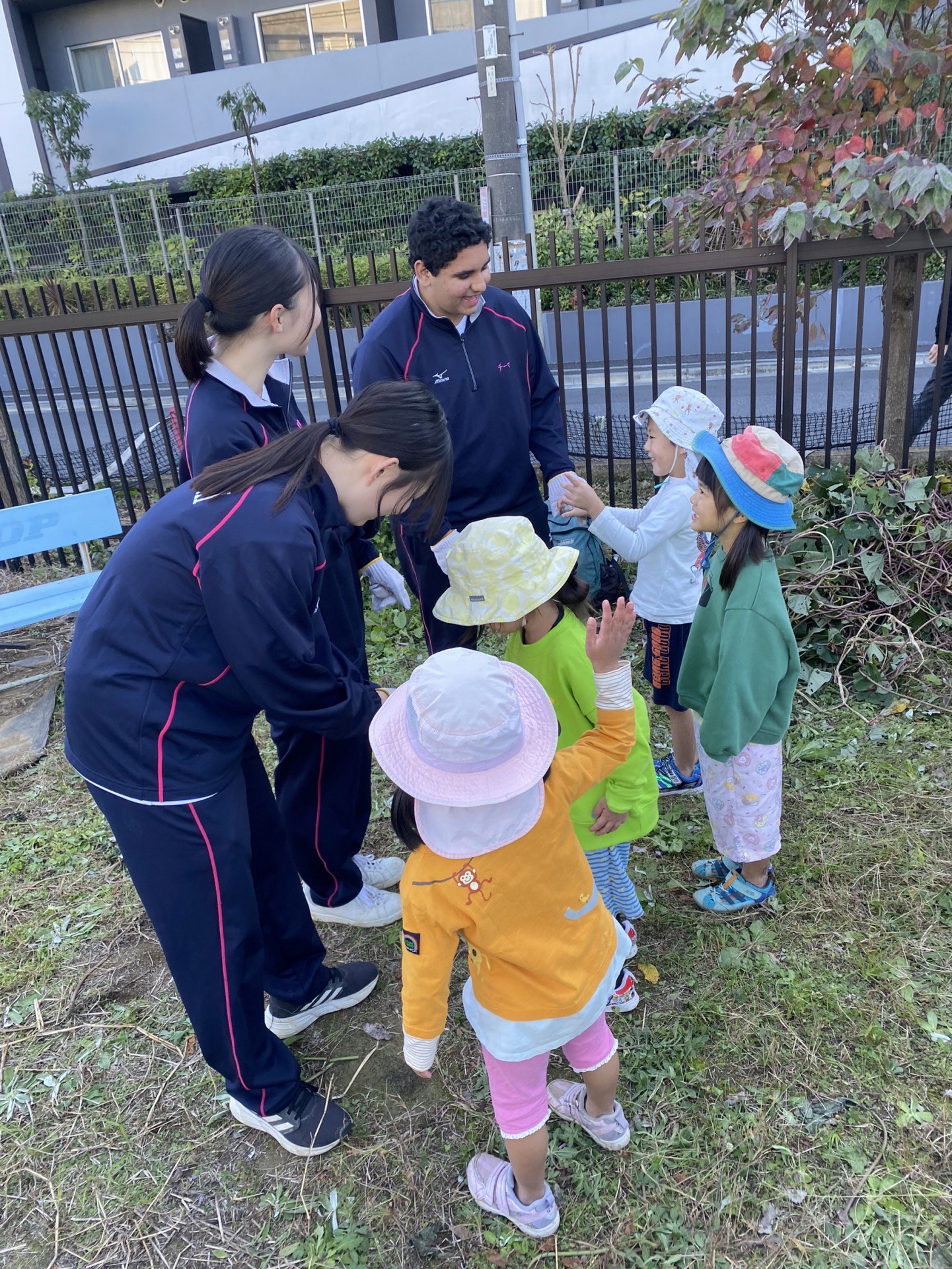 生徒と園児