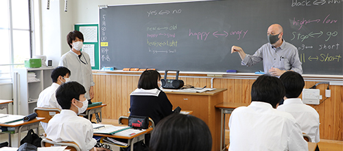 英語を楽しみながら学べる授業の写真