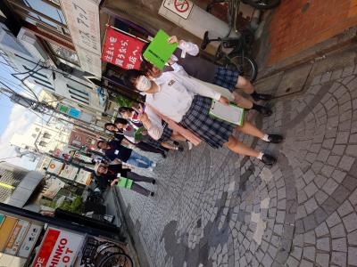 ２ 商店街でピース.JPG
