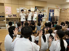 ３