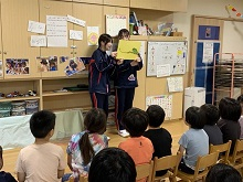 ４