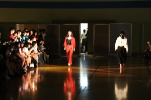 有志企画の様子　ファッションショー