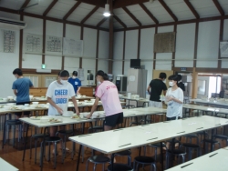 食事当番が準備します。