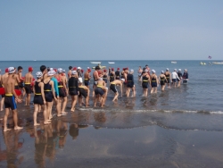 大遠泳へ出発!2Km先の大賀海岸を目指します。