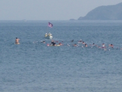 校旗を掲げた指揮船に誘導され海を行く