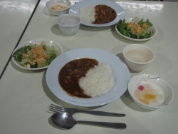 大遠泳後の昼食は伝統の館山カレー