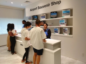 空港のお土産屋さん（模擬店舗）での体験