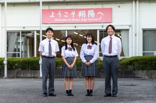 男女の春夏服の写真