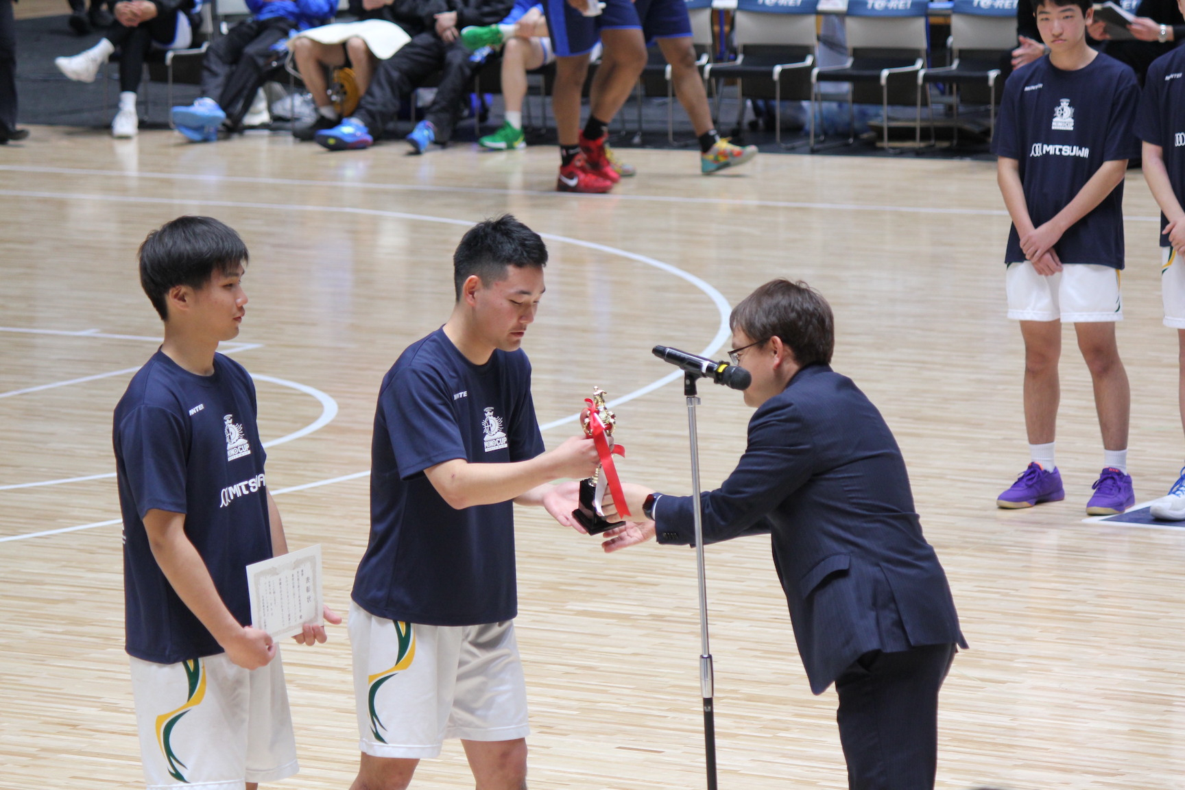 表彰式はBリーグの試合のハーフタイムで行われました。