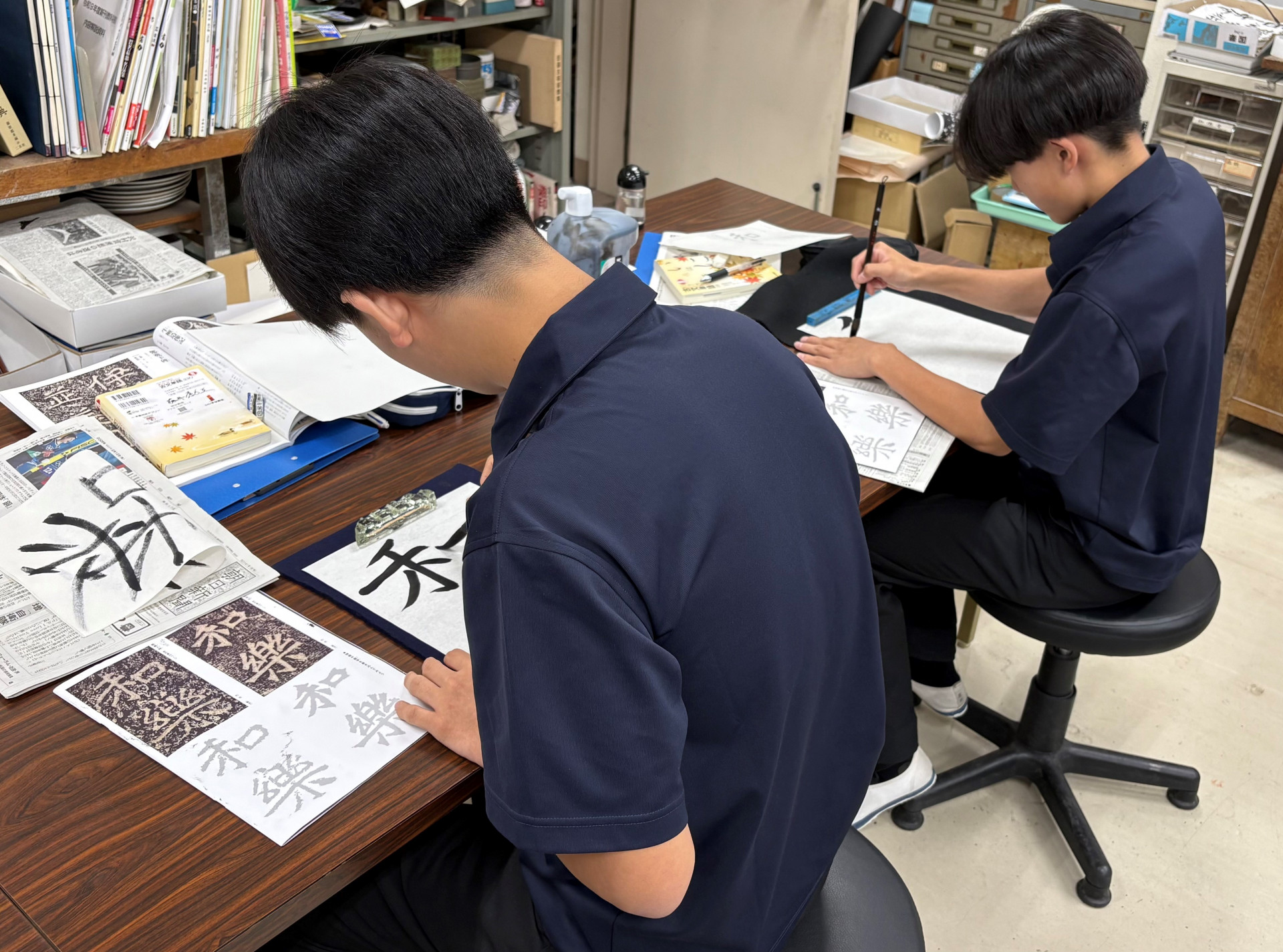 2名の生徒が書いてる様子