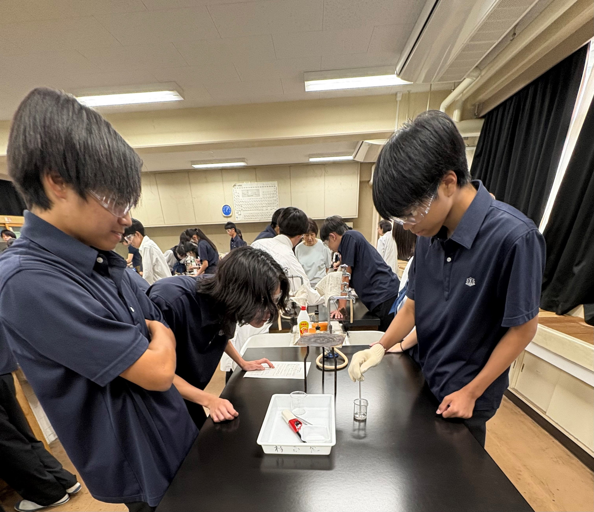 生徒実験中