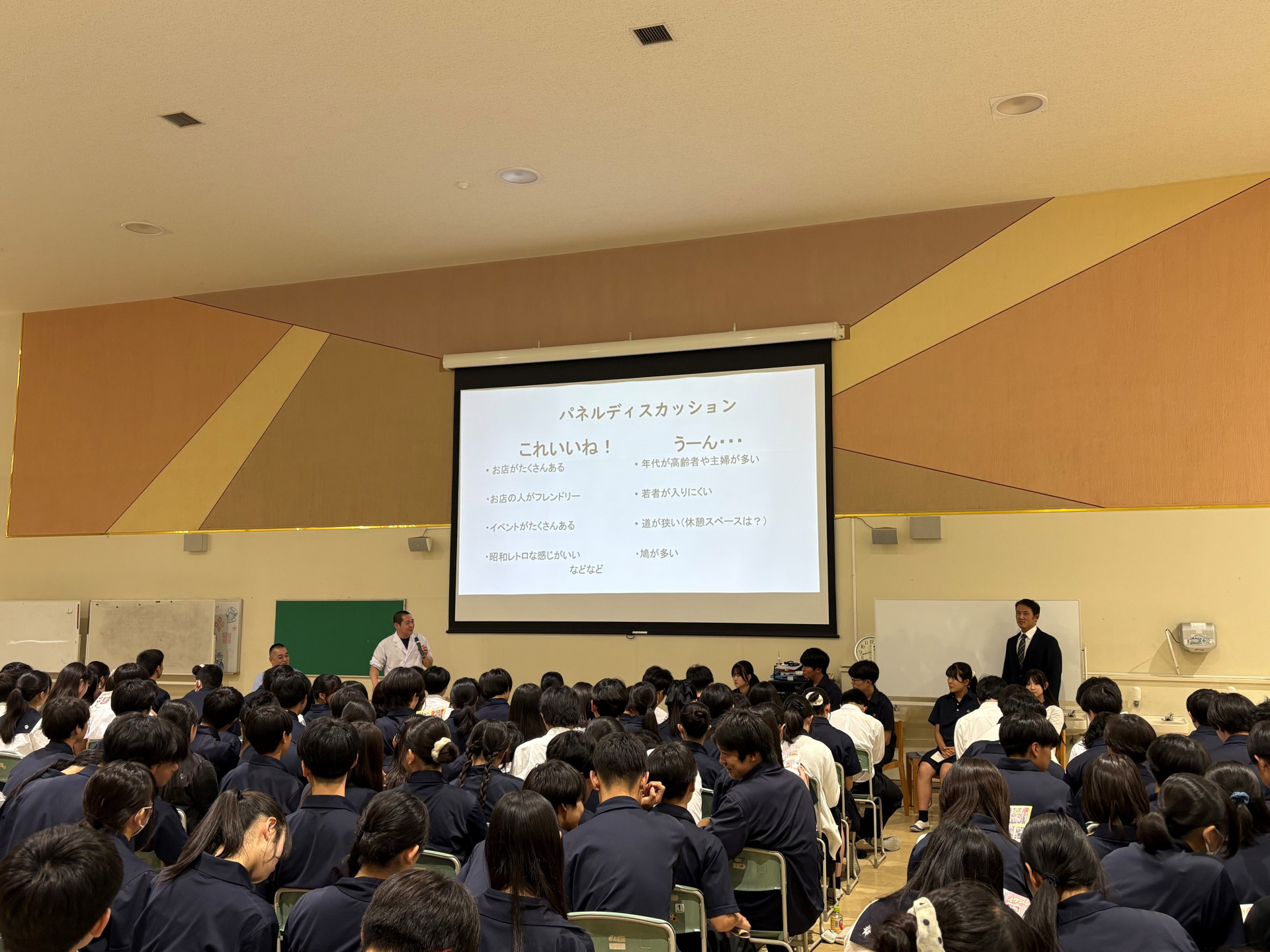 講演背後から