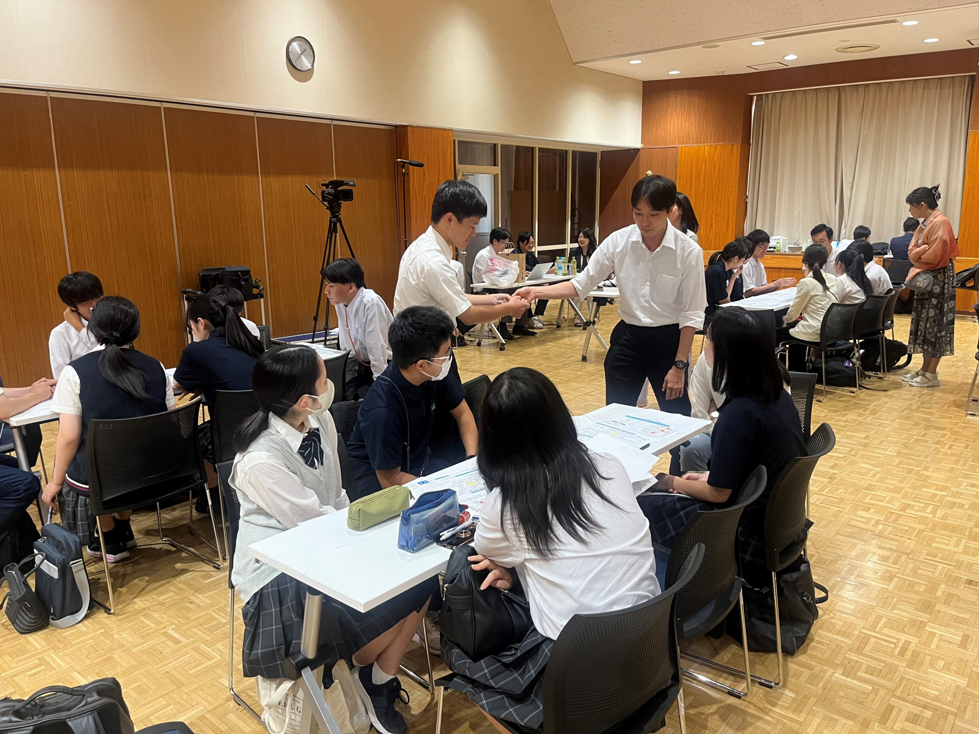 3日目模擬裁判弁護士とともに審議する様子