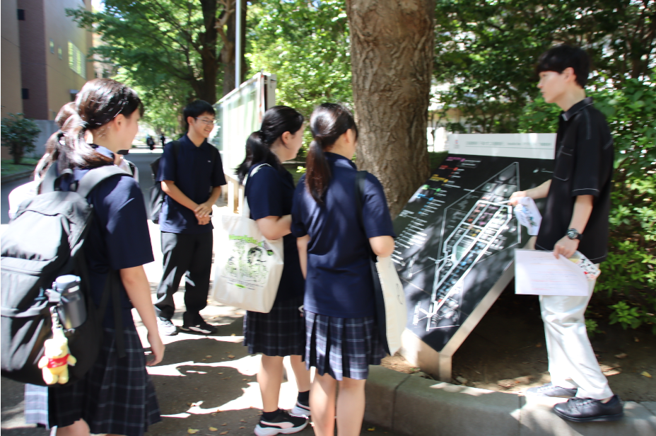 校内見学②大学生.PNG