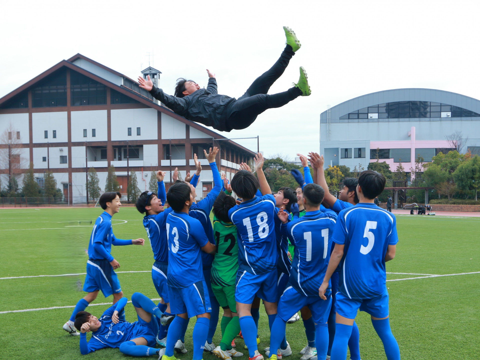 2024_サッカー_工業大会_胴上げ