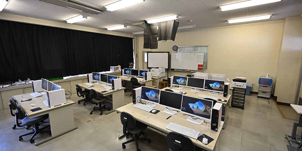 電気科 電算室の画像