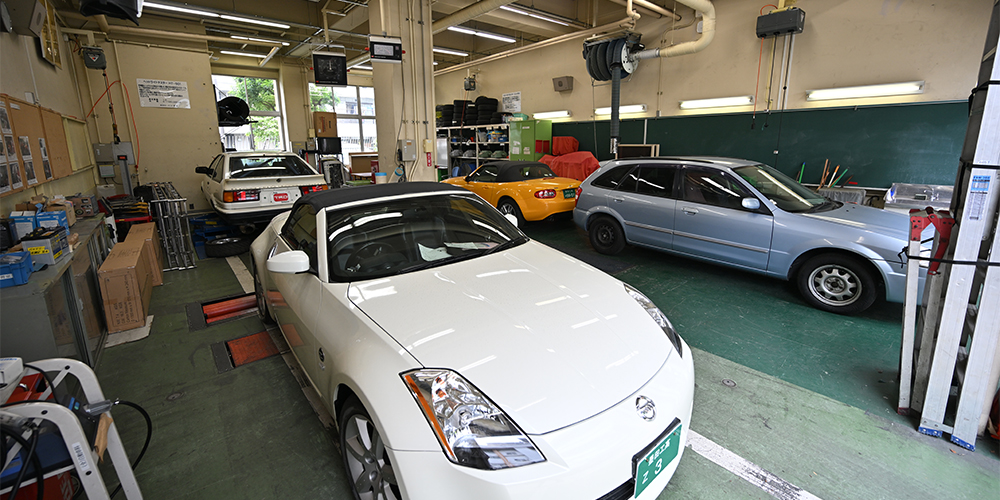 自動車 総合 実習室の画像