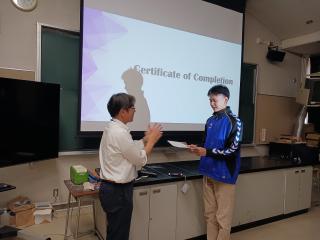 校長先生より修了証書授与写真