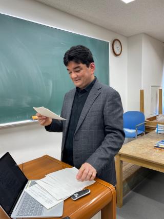 質問票をチェックする雲教授