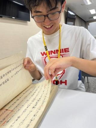 0731写真④史料を手に取って閲覧する部員