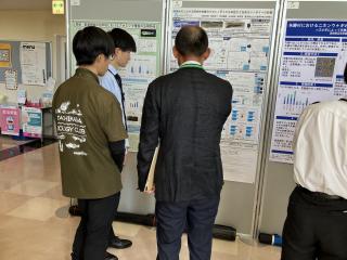 写真２「魚類学会審査員との対話」
