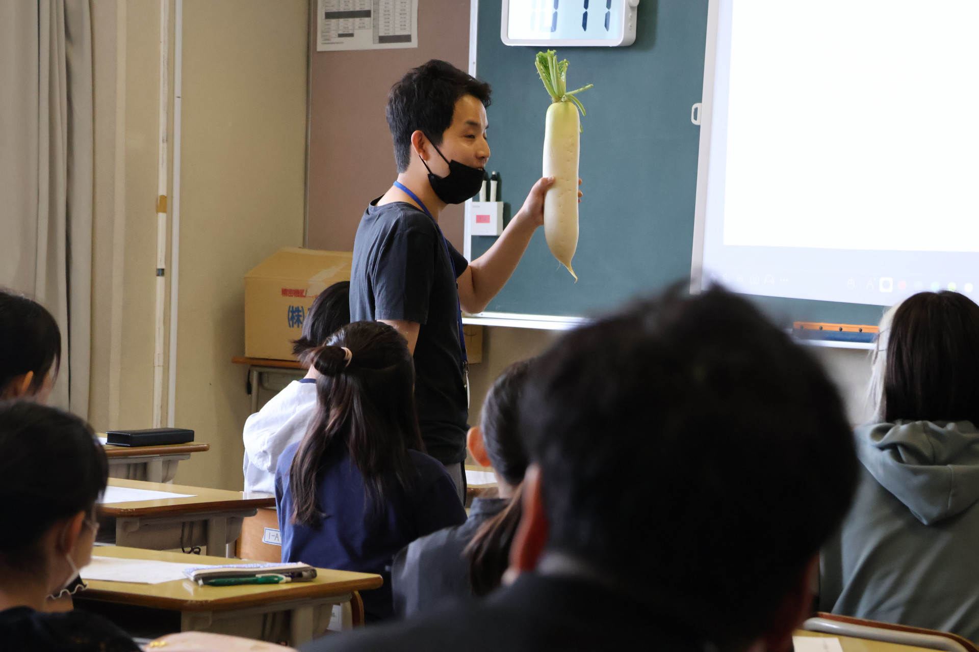 ダイコンをもった齋藤先生.JPG