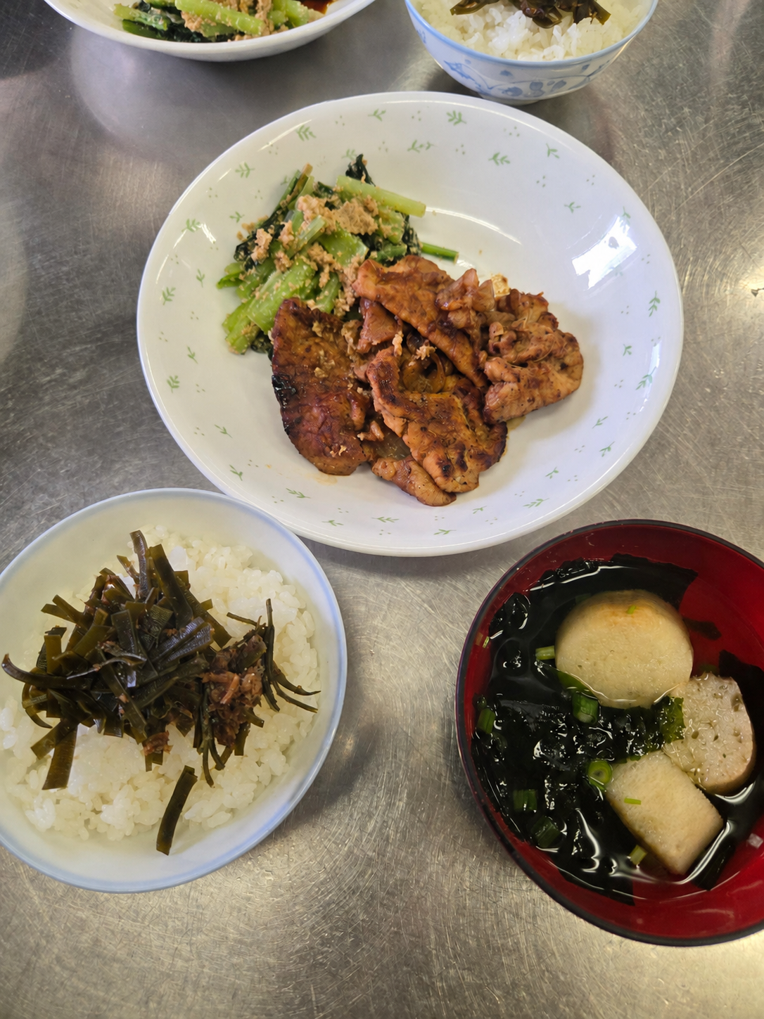 和食定食とステンレス卓