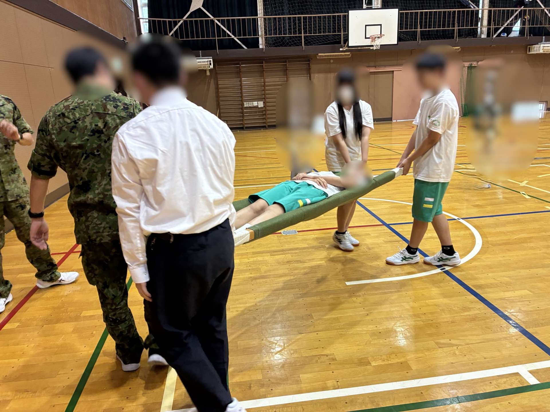 担架