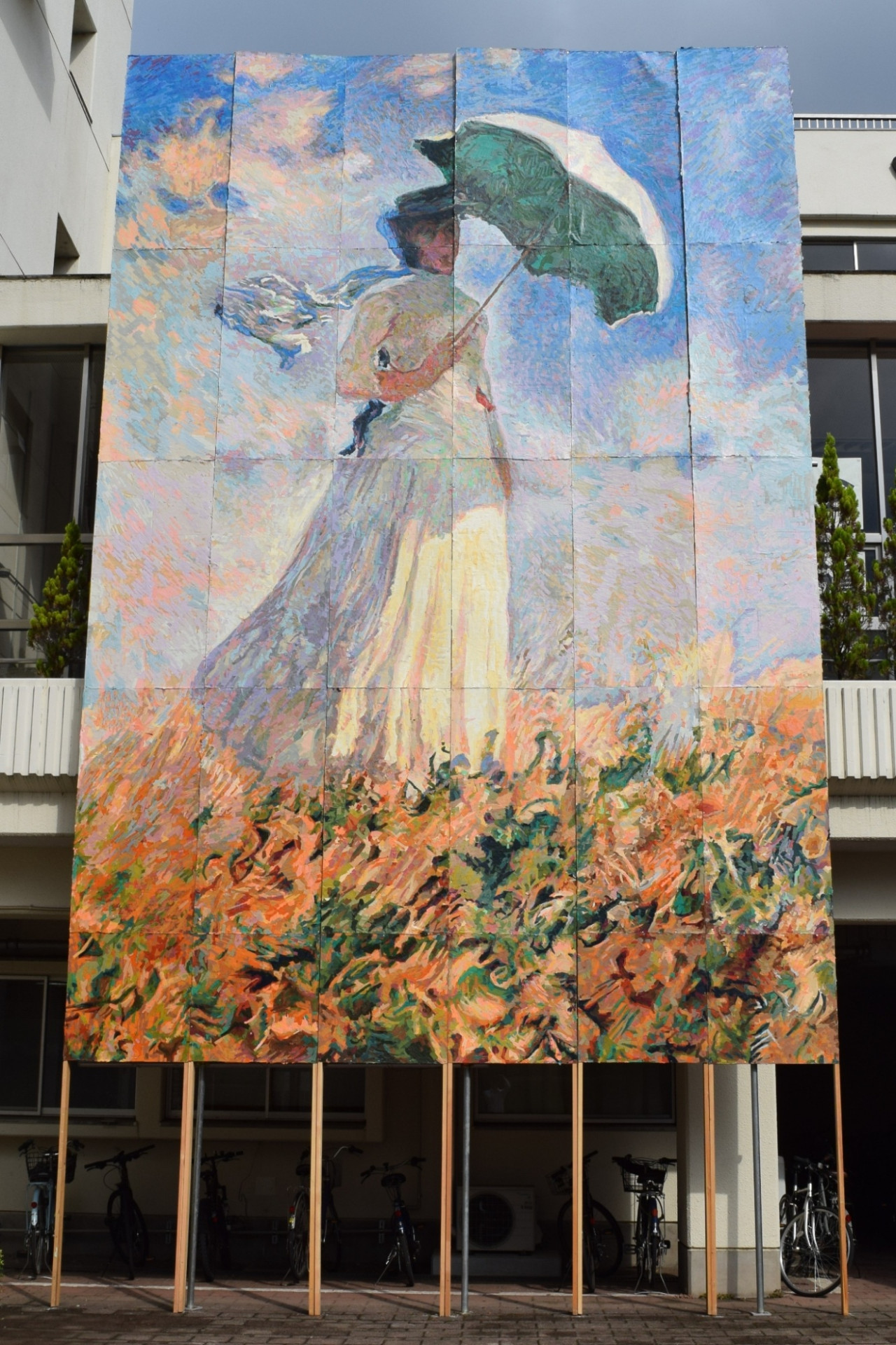 校舎前に展示された昨年度の巨大貼り絵の完成作品