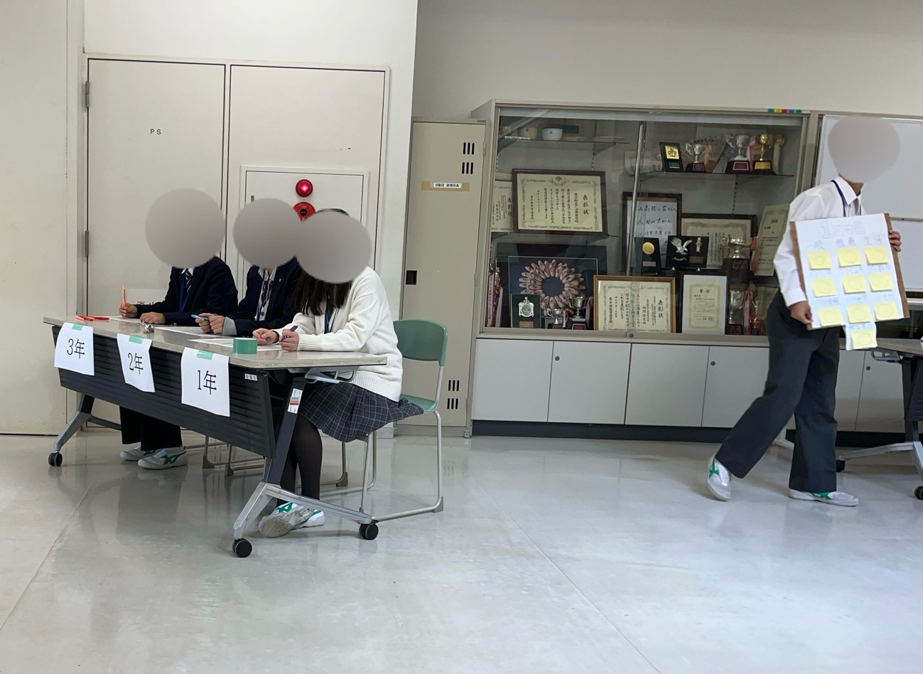 ③