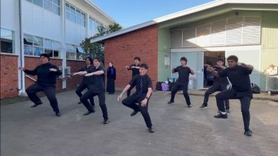 ハカを集会所前で実演