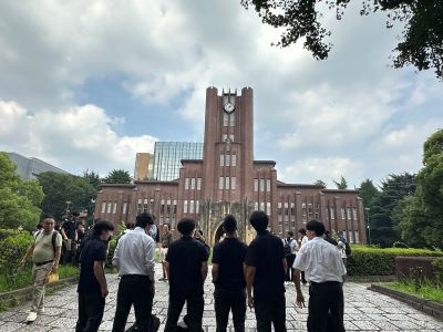 安田講堂の前で１
