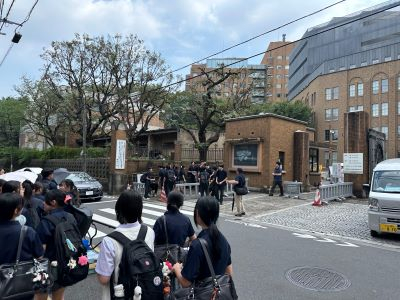 東大の入口で班ごとにチェック