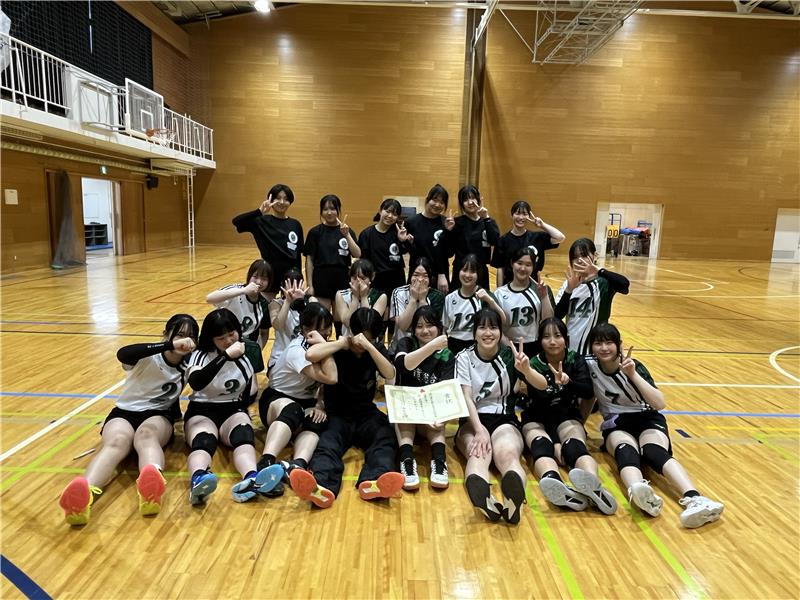 R70421girlsvolleyball