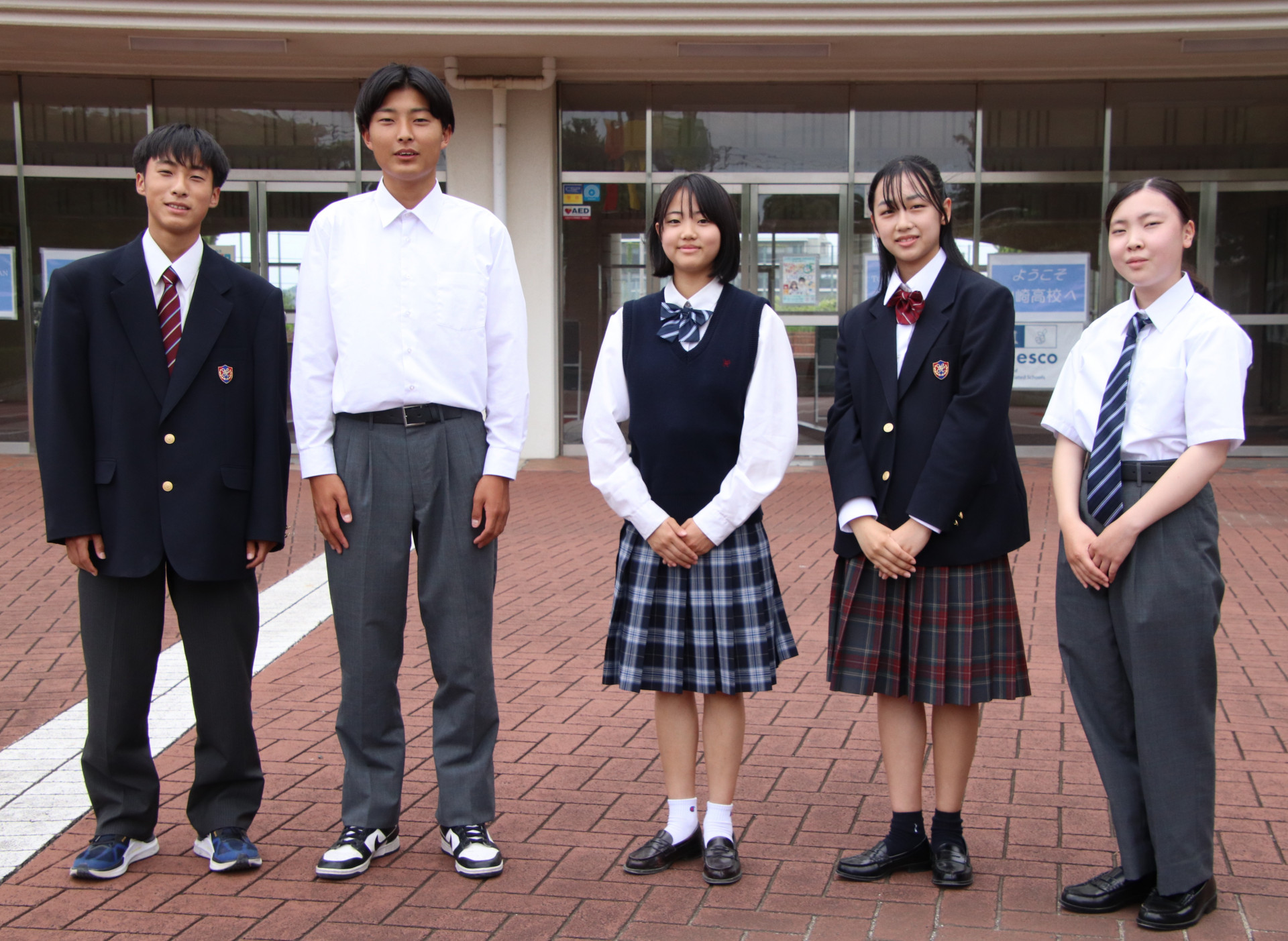 男女の夏冬制服の写真
