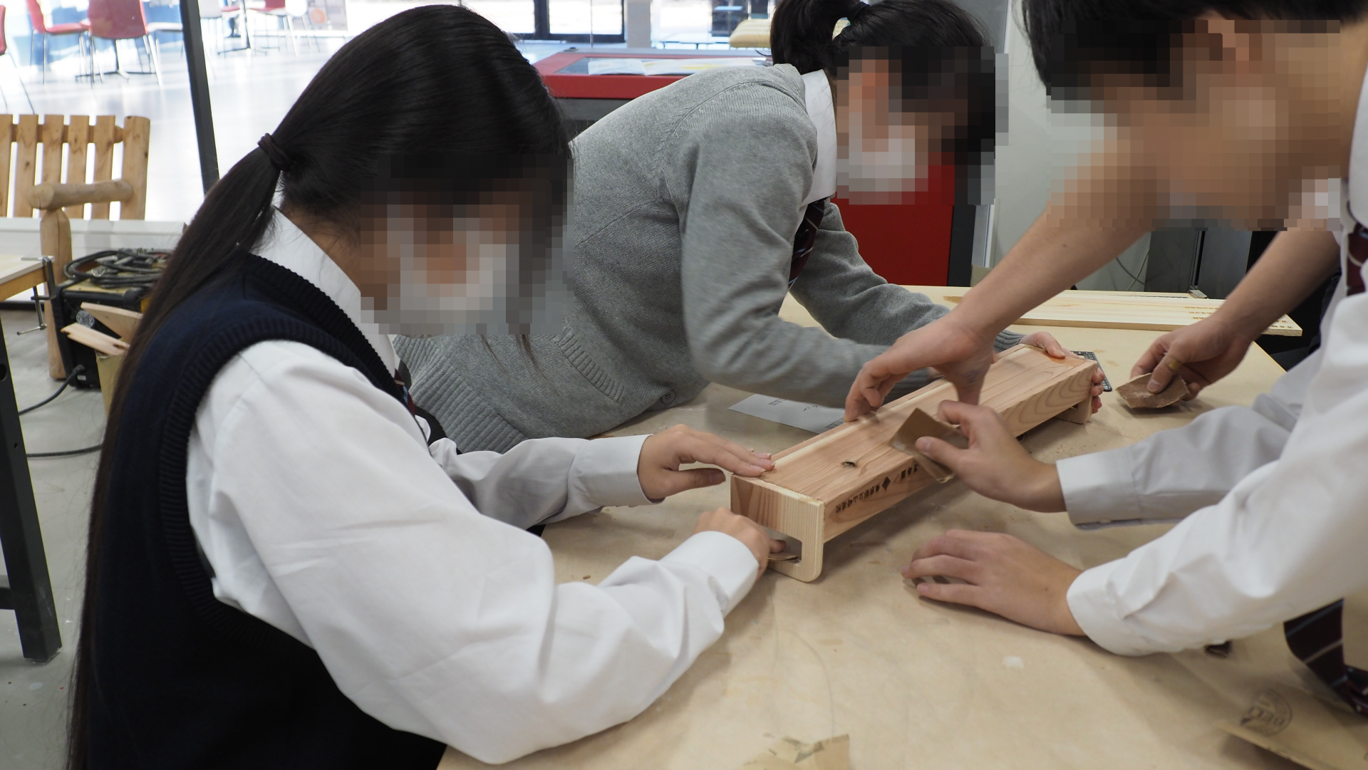 記事に載せる写真1_工房での様子_モザイク処理済み